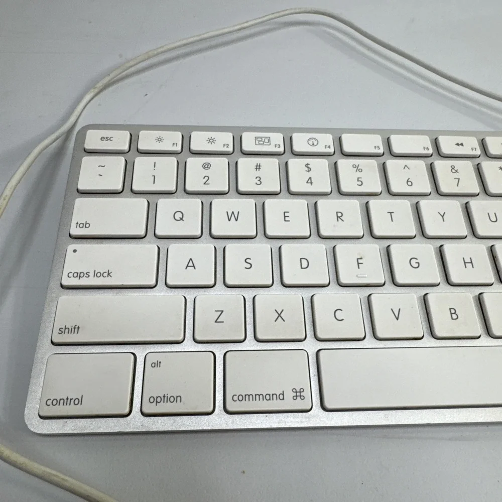 Apple A1243 MB110LL/A Wired slim usb Keyboard Excellent Condition